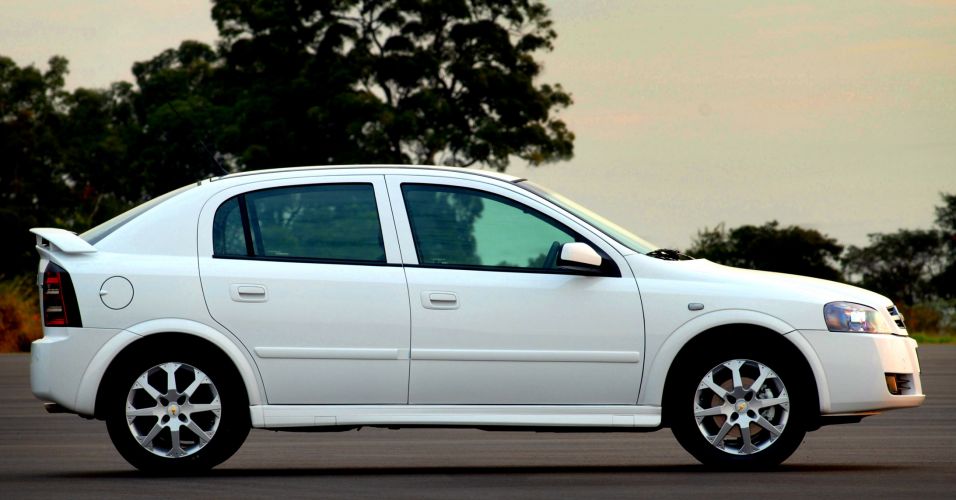 Chevrolet Astra 2010 ganha ar-condicionado digital e rodas de 16