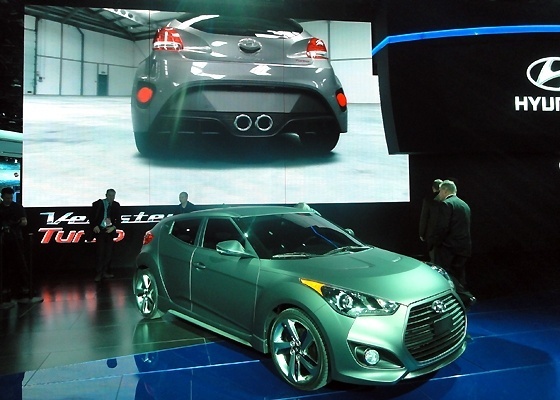 Hyundai Veloster Turbo voa baixo em dois mundos: o real e o virtual