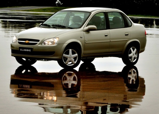 Chevrolet Classic 2011 traz novas frente e traseira, mas conteúdo de equipamentos continua mínimo e motor 1.0 tem fôlego limitado; destaque é o espaço interno - Divulgação