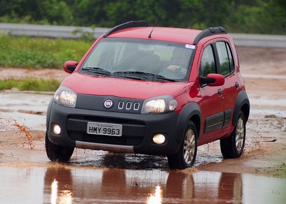 Fiat Novo Uno aproxima-se do Volkswagen Gol na ponta do ranking de vendas no Brasil - Murilo Góes/UOL