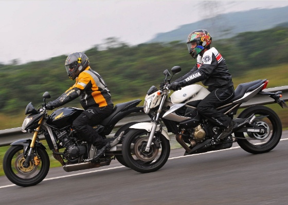 JOGO DE MOTO XJ6 VS HORNET ( TRAFFIC MOTO) ALTA VELOCIDADE