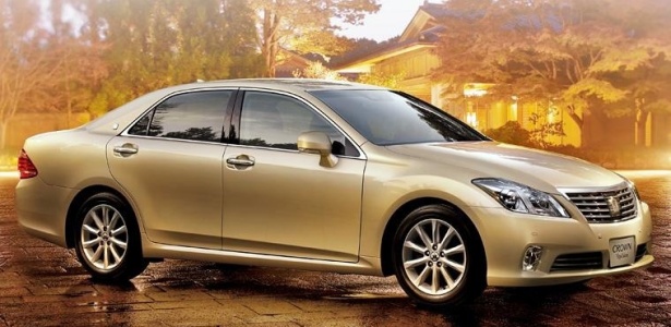 <b>O sedã Toyota Crown Royal, disponível no Japão, está na lista do novo recall da marca</b> - Divulgação
