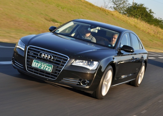 No topo da gama de sedãs da Audi, A8 cobra caro por conforto e tecnologia extremos - Divulgação