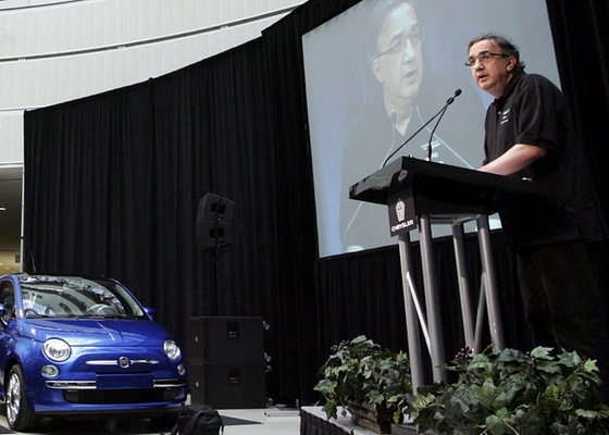 <b>Sérgio Marchionne e um Fiat 500 durante palestra para funcionários da Chrysler</b> - Reuters - 10.6.2009