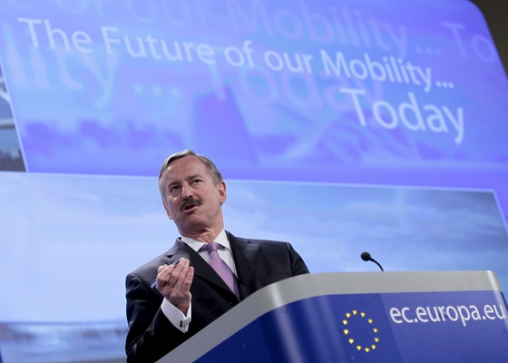 Siim Kallas, comissário de Transportes da União Europeia, divulga novas estratégias do bloco - Olivier Hoslet/EFE