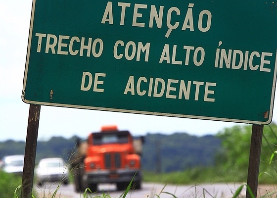 <b>Na falta de manutenção, "solução" em estrada de Minas Gerais é alertar motoristas</b> - Juca Varella/Folhapress