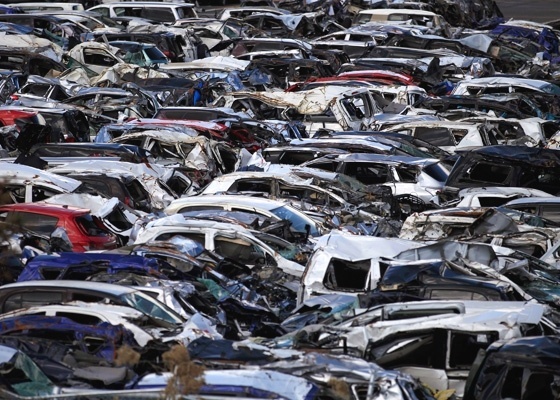 Carros da Toyota destruídos pelo tsunami de março no Japão: reflexos duradouros - AP/4.3.11