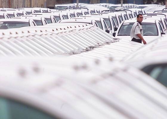 Foto de arquivo mostra carros nacionais prontos para embarcar rumo ao México - Jefferson Coppola/Folha Imagem -- 2.11.04 