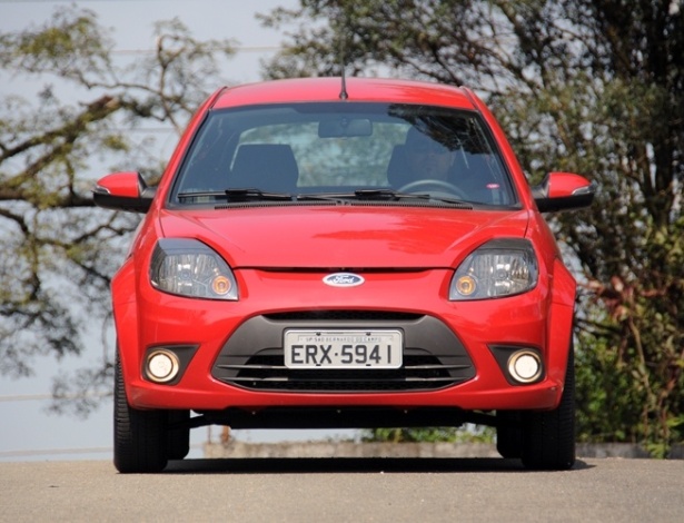 <b>Ford Ka no vermelho:</b> com pior sistema, cintos de segurança do hatch limitam movimentos, impedem o uso do bebê-conforto no banco de trás e protegem mal a ocupantes obesos - Murilo Góes/UOL