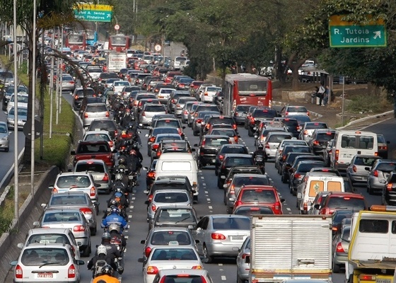 QUESTÃO BÁSICA: Trânsito na av. 23 de Maio, em São Paulo: há carros demais ou ruas de menos? - Apu Gomes/Folhapress - 15.8.2011