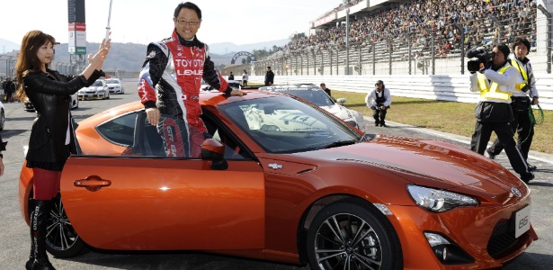 Akio Toyoda apresentou o esportivo GT-86 durante evento no circuito de Fuji, no Japão - Toshifumi Kitamura/AFP