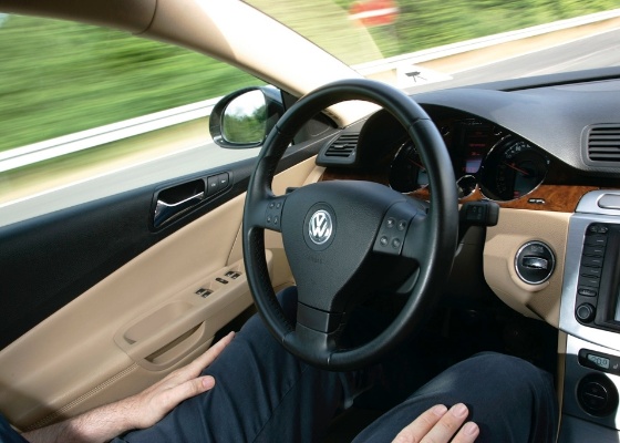 Dirigir sem as mãos ao volante já é possível, mas motorista segue responsável pela situação - Divulgação