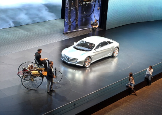 Mercedes expõe réplica do Motorwagen (esquerda) e conceito F125 no Salão de Frankfurt 2011 - Letícia Lovo