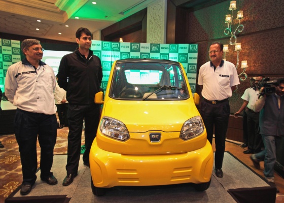 Bajaj RE60, postulante a carro mais barato do mundo, é apresentado em Nova Déli - Manish Swarup/AP