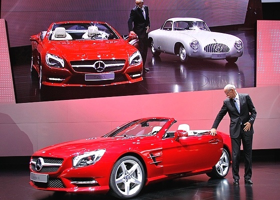 Mercedes-Benz SL é apresentada pelo bigodudo Dieter Zetsche, chefão mundial da Daimler - AFP