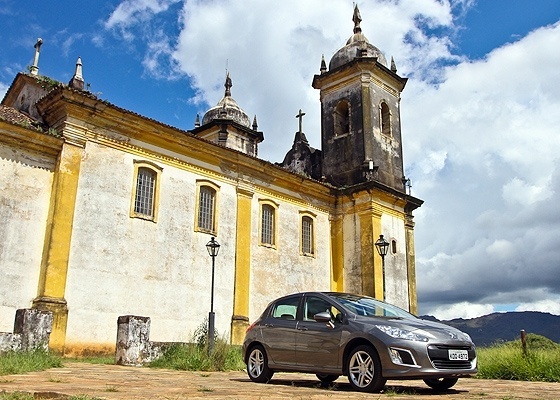 Peugeot 308 com igreja de Ouro Preto (MG) ao fundo: marca aposta alto no modelo  - Divulgação