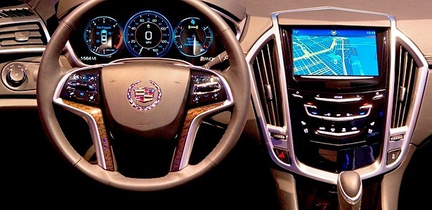 Painel do Cadillac XTS inclui ampla tela multimídia com recursos sofisticados de interação - Divulgação